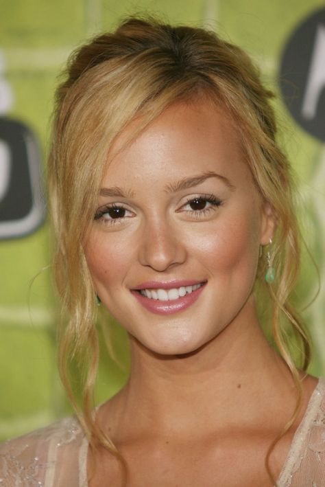 Leighton Meester is not afraid of change! Leighton Meester Hair, Blonde Brown Eyes, Baby Blonde Hair, Celebrity Hair Colors, Blonde Hair Brown Eyes, Chestnut Hair Color, Blonde Hair Girl, Hair Color Light Brown, Dyed Natural Hair