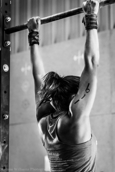 Crossfit Photography, Fitness, Health Fotografia Crossfit, Women Fitness Photography, Crossfit Photography, Fitness Studio Training, Gym Photoshoot, Gym Photography, Gym Antrenmanları, Gym Pictures, Gym Photos