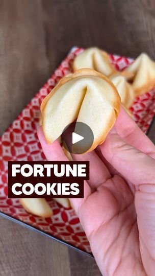 Let's make Fortune Cookies! For about 20 cookies: INGREDIENTS 3 egg whites 130g of flour 00 80g of sugar 40g of water 60ml of vegetable oil vanilla essence (optional) METHOD 1. Mix the egg whites with sugar, water and seed oil. 2. Add flour and mix well, avoiding lumps. 3. Shape circles on baking paper and then turn it around, it will help you form perfect circles. 3. Pour the batter over the baking paper and make discs with not too much dough. 4. Fire in static mode at 180 ºC for 7 to 9 minutes or until the edges are golden. 5. Roll out the discs and flip them. Add the ticket on each. 6. Fold in two, then with the help of a cup join the edges creating the effect. domed typical of fortune cookies. 7. Let it cool in a muffin pan so that it does not open and when it will be hard and crunch Make Fortune Cookies, Fortune Cookie Recipe, Chinese Fortune Cookie, Cookist Wow, Fortune Cookies, Fortune Cookie, Vanilla Essence, Baking Paper, Cookies Ingredients