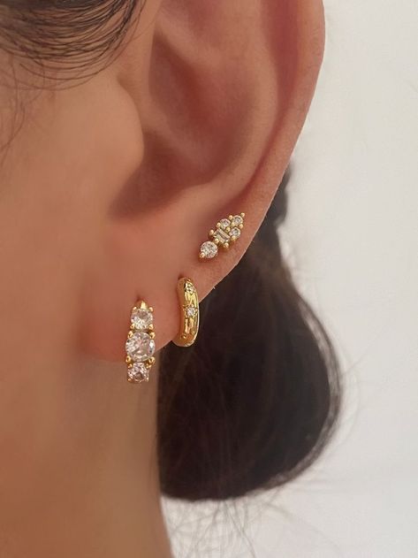 Gold Huggie Earrings, Cool Ear Piercings, Pretty Ear Piercings, Stacked Earrings, Jewelry Accessories Ideas, Girly Accessories, Classy Jewelry, Jewelry Lookbook, Stacked Jewelry