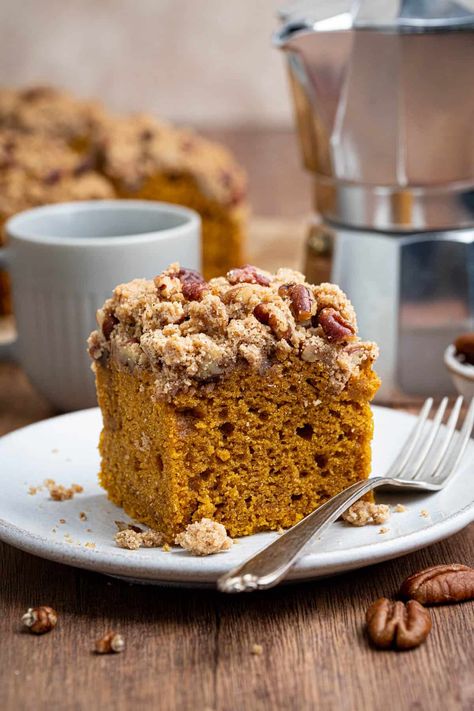 Vegan pumpkin crumb cake - extra moist, soft, spiced pumpkin cake with a crunchy crumble topping; so easy to make and so delicious! Pumpkin Crumble Cake, Vegan Pumpkin Cake, Pumpkin Crumb Cake, Vegan Bakes, Pecan Crumble, Pumpkin Coffee Cakes, Pumpkin Cake Recipes, Plant Based Desserts, Pumpkin Spice Cake