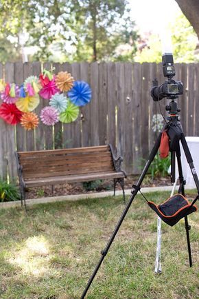 How to set up a DIY photo booth using your DSLR camera. Fence Photo Backdrop, Nikon 7500, Backyard Festival, Filming Studio, Dslr Tips, Diy Photography Props, Backyard Birthday Parties, Backyard Birthday, Diy Photo Booth