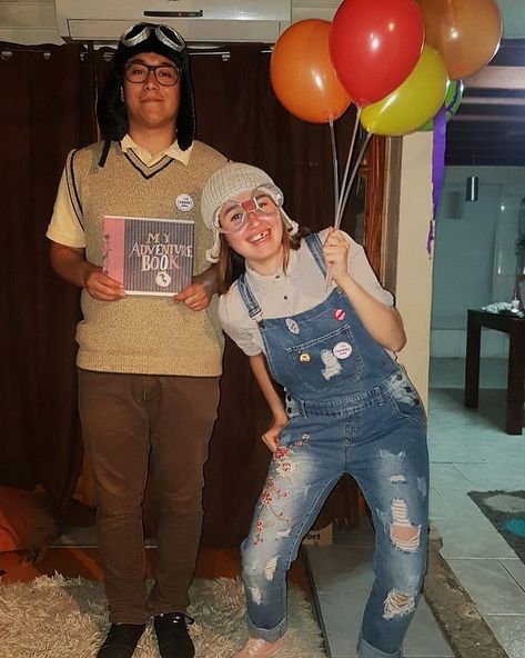 Carl & Ellie pelicula UP de disney. #UP #carl #ellie #Disfraz #costume #couple #pareja #disfrazpareja #couplecostume #carl&ellie #Up #ideas #disfraces Carl And Ellie Halloween Costume, Carl Ellie Costume, Up Ellie And Carl Costume, Ellie And Carl Costume Couple, Up Couple Costume Carl And Ellie, Ellie Up Costume, Up Costume Ideas Couple, Up Couple Costume, Carl And Ellie Costume