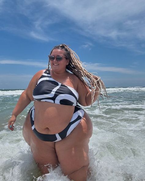 Fat Person, Body Positive Photography, Garner Style, Lynn Williams, Big Women Fashion, Obese People, Plus Size Swim, Big Girl Fashion, Seductive Clothes