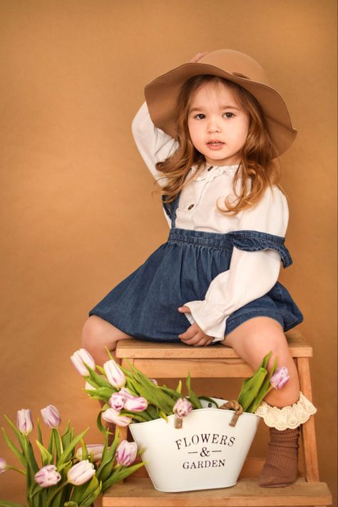 Toddler Girl Photoshooting Ideas Spring, Toddler Easter Photoshoot Indoor, Spring Pictures For Kids School, Toddler Easter Photoshoot Ideas, Easter Photo Ideas Toddler, Easter Home Photoshoot Ideas, Kid Easter Photoshoot, Easter Photography Ideas Toddler, Diy Easter Photoshoot Toddler