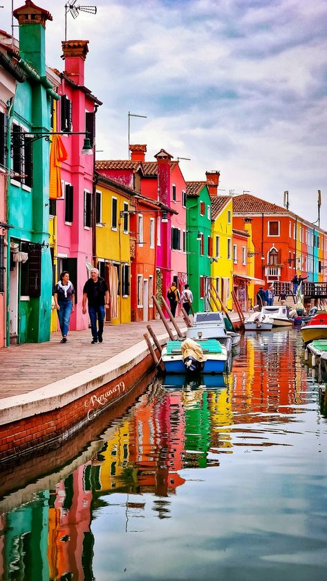 Burano Italy, Colorful Buildings, Italy Street, Seafood Restaurants, Let's Make Art, Colorful Houses, Colorful Places, Colourful Buildings, Italy Aesthetic