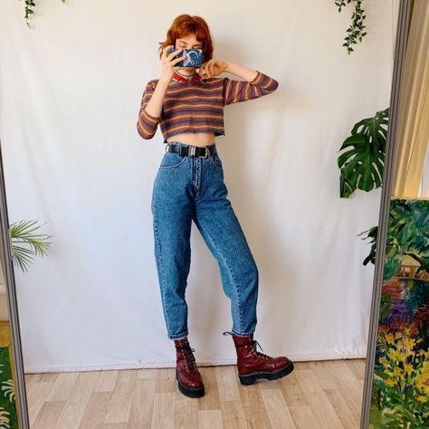 18 Indie Style Outfit Ideas That Will Keep You Looking Trendy Crop Top Outfits, Indie Style Outfits, Estilo Indie, Mom Jeans Outfit, Artsy Outfit, Vintage Mom Jeans, Artsy Style, Stil Inspiration, Indie Outfits