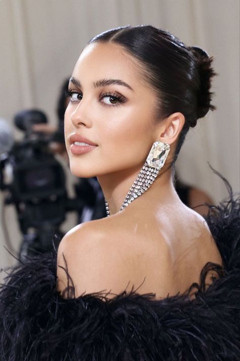 Met Gala 2021 Mrs Bellum, Olivia Rodrigo Met Gala, Sleek Prom Hair, High Bun Hairstyles, Curly Bun Hairstyles, Red Carpet Hair, Sleek Updo, Bridesmaid Hair Makeup, Sleek Hairstyles