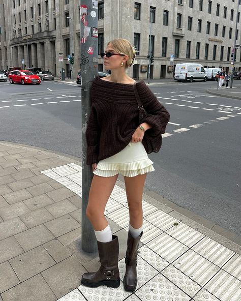 All posts • Instagram Oversized Beige Sweater, Beige Sweater Outfit, Linda Sza, Oversize Outfit, London Outfit, Off The Shoulder Sweater, Current Fashion Trends, Outfit Inspo Fall, Winter Outfits Women