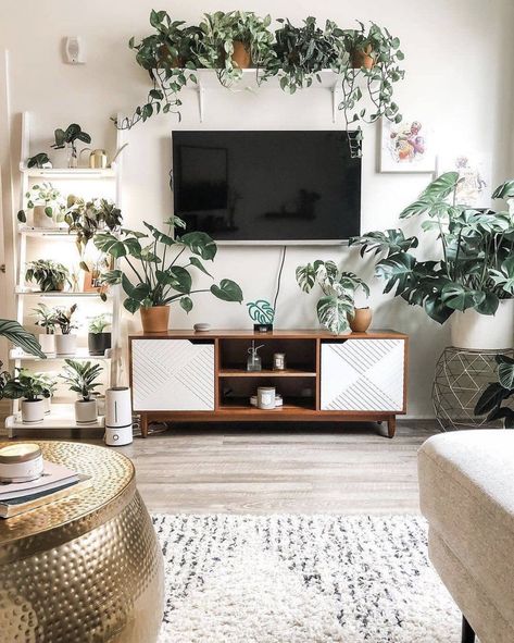 Tv Wall Decor Living Room, Living Room Plants Decor, Decor Around Tv, نباتات منزلية, Living Room Plants, Living Room Entertainment, Living Room Shelves, Living Room Green, Living Room Tv Wall