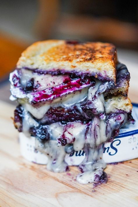 Brie Cheese Toast, Sweet Grilled Cheese, Blackberry Grilled Cheese, Blueberry Brie, Blueberry Images, Grilled Cheese Recipes Gourmet, Brie Grilled Cheese, Brie Cheese Recipes, Brie Sandwich