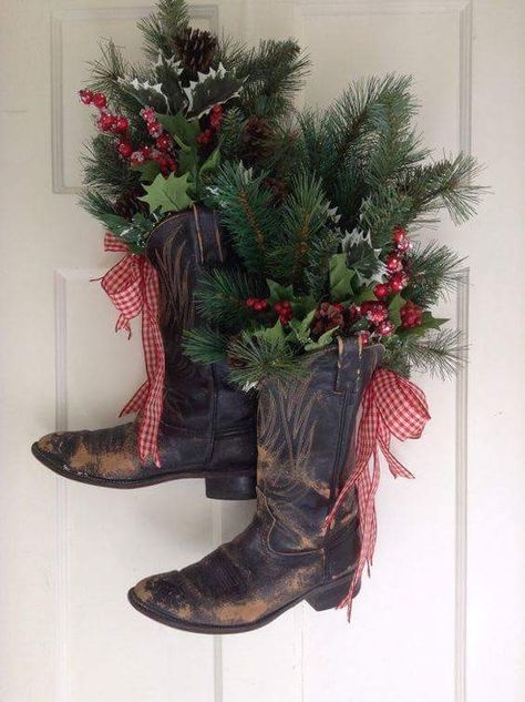 Cowboy Boot Wreath. Adorable idea!! Western Christmas Decorations, Cowboy Boot Crafts, Old Cowboy Boots, Holiday Front Door, Western Crafts, Christmas Boots, Old Boots, Cowboy Christmas, Navidad Diy