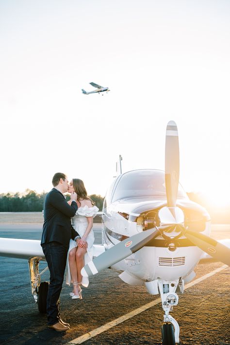 Private Jet Engagement Photos, Engagement Photos Airport, Pilot Couple Photoshoot, Plane Photoshoot Couple, Marine Corps Engagement Pictures, Aviation Family Photoshoot, Airplane Engagement Photoshoot, Airplane Maternity Pictures, Couple Plane Pictures