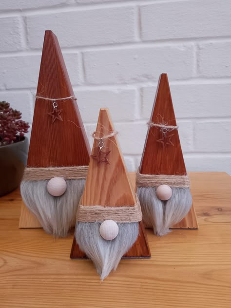 Wood Triangle Gnomes Diy, Wood Gnomes Christmas, Wood Block Gnomes Diy, Wood Triangle Gnome, Wooden Gonks Christmas, Wood Block Gnomes, Wooden Gnomes Crafts, Wooden Gnomes Ideas, Diy Wood Gnomes