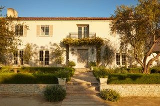 Step Inside One Family’s Historic Los Angeles Dream Home | Architectural Digest Hancock Park Los Angeles, Marc Phillips Rugs, Disc Interiors, Mediterranean Revival, Spanish Villa, Los Angeles Neighborhoods, California Vibe, Stucco Walls, Inspiring Interiors