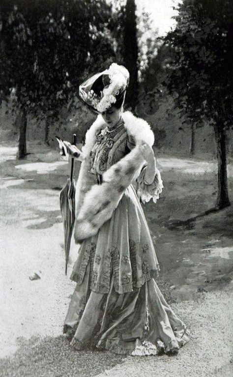 La Belle Epoque - French Fashions 1905-06 Source: susannaives.com 1900s Fashion, Era Fashion, Paris Mode, Retro Mode, Vintage Gowns, Antique Clothing, Old Fashion, Edwardian Era, Edwardian Fashion