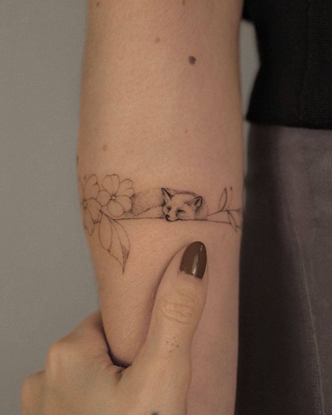 Minimalist Tattoos For Women, Small Fox Tattoo, Red Fox Tattoos, Fox Tattoo Design, Floral Tattoos, Tattoo Hand, Fox Tattoo, Tattoo Design Book, Minimalist Tattoos