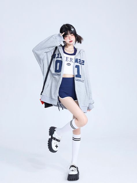 Kawaii Sporty Outfits, Kam Aesthetic, Casual Pose Reference, Fashion 90s, Female Pose Reference, Pose References, Kawaii Fashion Outfits, Hoodie Zip, Oversized Hoodie