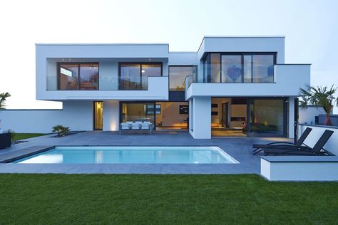 Parcourez les images de Piscine de style de style Moderne de LEE+MIR. Inspirez-vous des plus belles photos pour créer votre maison de rêve. Moderne Pools, Home Designs Exterior, Modern Pools, Living Modern, Modern Mansion, Mansions Luxury, House Architecture, Modern Architecture House, Pool Design