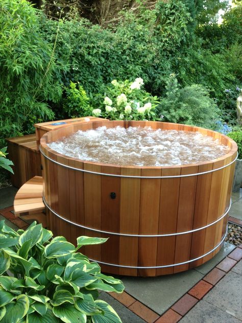 Cedar Hot Tub installed in UK by Riviera Hot Tubs Wooden Hot Tub, Small Hot Tub, Round Hot Tub, Hot Tub Landscaping, Outdoor Hot Tub, Cedar Hot Tub, Diy Hot Tub, 2x4 Projects, Hot Tub Deck