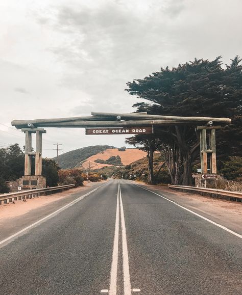 The Great Ocean Road sign - Photo by Lindsay Vacek . Great Ocean Road Aesthetic, The Great Ocean Road, Australian Road Signs, Great Ocean Road Australia, Travelling Australia, Summer Roadtrip, Watching The Sunrise, Australia Trip, Australian Summer