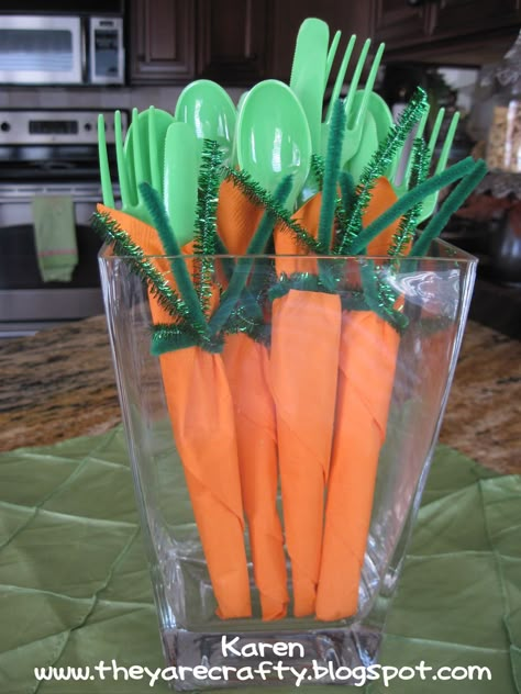 Carrot Napkins   A few years ago I saw these cute carrot napkins and we have been making them for our Easter dinner ever since. They are really easy... Easter Lunch, Farmhouse Easter, Easter Goodies, Easy Easter Crafts, Easter Dinner, Easter Time, Easter Brunch, Hoppy Easter, Easter Celebration