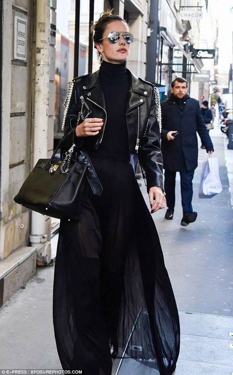 Black Capsule Wardrobe, 00s Mode, Woman In Black, Paris Shopping, Looks Black, Alessandra Ambrosio, Fashion Weeks, 가을 패션, Mode Inspiration