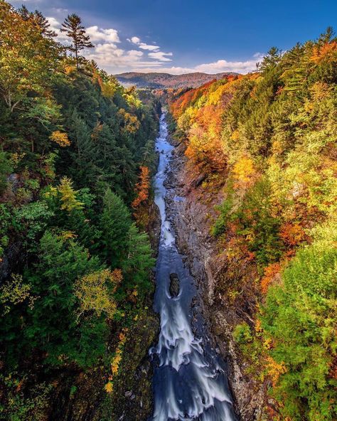 Stunning capture from the Quechee Gorge Bridge, Vermont!🍁 Quechee Gorge Vermont, Must See Places In Vermont, Quechee Vermont, Majestic Places, Northeast Kingdom Vermont, White River Junction Vermont, Vermont Vacation, Lake Bomoseen Vermont, New England Fall