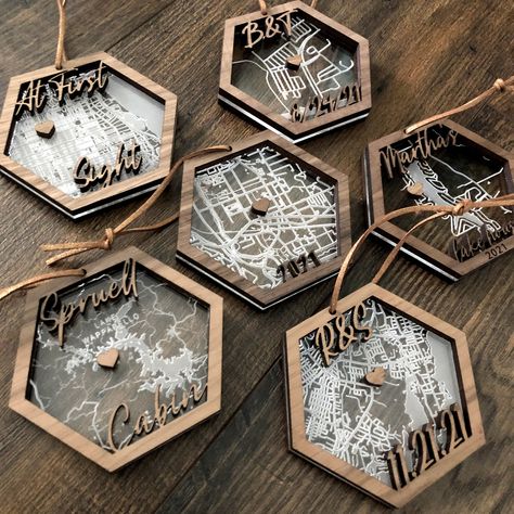 Personalized engraved map wooden and acrylic hexagon ornament Natal, Wedding Gifts Personalized, Acrylic Laser Engraving Ideas, Laser Acrylic Ideas, Laser Engraved Wedding Gifts, Acrylic Ideas Laser Cut, Wedding Laser Cut Ideas, Laser Engraving Ideas Acrylics, Acrylic Laser Projects