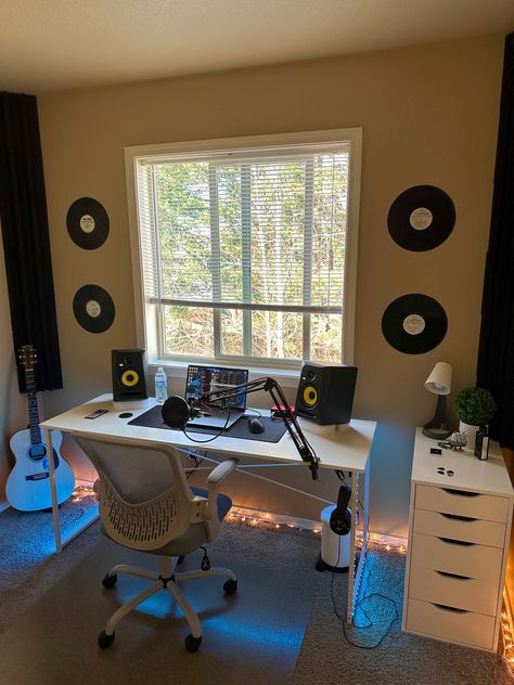 Homemade Studio Music, At Home Recording Studio Ideas, Musician Desk Setup, Dj Desk Setup, Bedroom Recording Studio Setup, Bedroom Producer Studio, Music Studio In Bedroom, Bedroom Dj Setup, Home Dj Studio