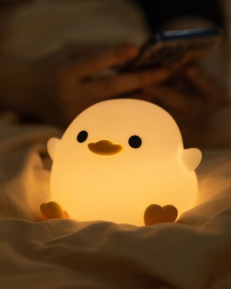 Illuminate your space with the Quack Night Lamp. A cute yellow table light, perfect for bedrooms, offering battery-powered convenience and a playful touch to decor. Cute Book Light, Cute Reading Light, Cute Things For Bedroom Decor, Cute Room Decoration Ideas, Desk Lamp Cute, Cute Night Lights Aesthetic, Aesthetic Lamp Night, Room Decor Ideas Yellow, Cute Aesthetic Things To Buy