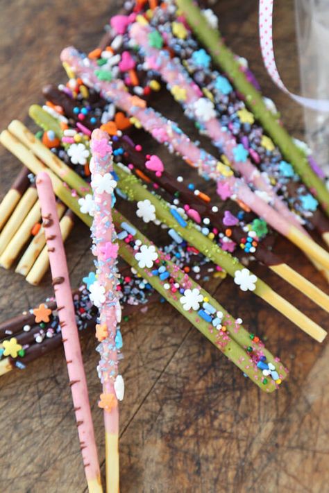 Learn How To decorate Pocky Sticks! Make them look beautiful with your favorite cake decorations and serve them at your next party to WOW everybody! Pocky Cake, Fancy Appetizer Recipes, Pocky Sticks, Cookie Sticks, Creative Snacks, Popular Snacks, Bento Recipes, Happy Food, Cute Snacks