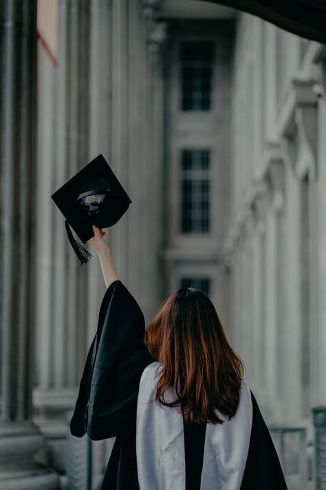 Convocation Poses Idea, Convocation Photo Ideas, Friends Graduation Photoshoot, Graduation College Photoshoot, Convocation Saree Ideas Graduation, Uni Graduation Aesthetic, Convocation Dress Graduation Indian, Graduation Library Photoshoot, English Major Graduation Pictures