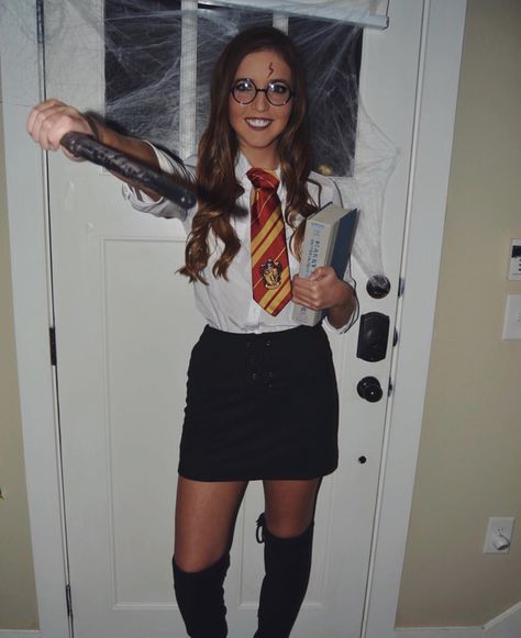 Girl version of Harry Potter British School Uniform, High Knee Socks Outfit, Spirit Week Outfits, Girls School Uniform, Women Wearing Ties, British School, Zettai Ryouiki, School Uniform Fashion, Over Knee Socks