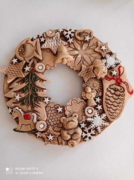 Christmas Wreath Ceramic, Pottery Christmas Wreath, Clay Christmas Wreath, Ceramic Wreath Christmas, Ceramic Christmas Wreath, Clay Wreath, Ceramic Wreath, Christmas Ceramics Ideas Pottery, Holiday Pottery