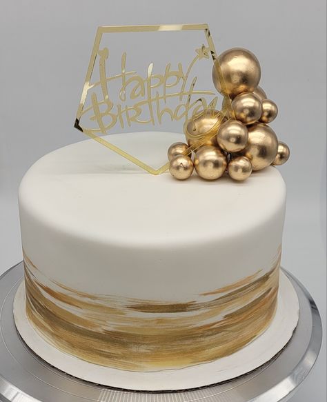 White And Gold Cake For Men, White Gold Cake Design, White And Gold Birthday Cakes For Women, White And Gold Cake Simple, Gold Cake Aesthetic, White And Gold Cake Ideas, Golden Cake Design, White And Golden Cake, Gold Cake Design Birthday