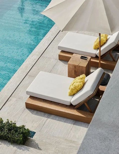 The best furniture to style a pool area! Find more on the link! Outdoor Sunbed, Outdoor Pool Furniture, Pool Lifestyle, Small Garden Shed, Pool Lounge Chairs, Pool Chairs, Pool Lounger, Pool Lounge, Pool Decor