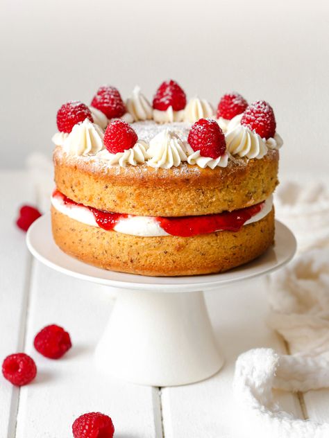 Birthday Victoria Sponge Cake, Raspberry Victoria Sponge, Classic Victoria Sponge Cake, Victoria Sponge Cake Aesthetic, Victoria Cake Recipe, Sponge Cake Aesthetic, Victoria Sponge Birthday Cake, Victoria Sponge Cake Decoration, Sponge Cake Decoration Ideas