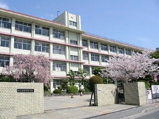 Japanese school ! Japanese School Life, Japanese Background, School Building Design, Japanese High School, Building Aesthetic, School Interior, Ministry Of Education, Japan Aesthetic, Aesthetic Japan