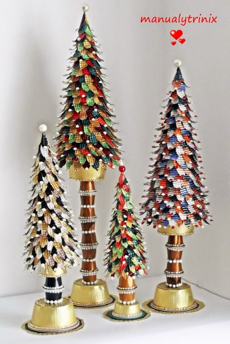 DIY Nespresso trees. Recycle Coffee Pods, Coffee Pods Art, K Cup Crafts, Coffee Pods Crafts, Nespresso Diy, Nespresso Crafts, Nespresso Pods, Nespresso Capsules, Cone Christmas Trees