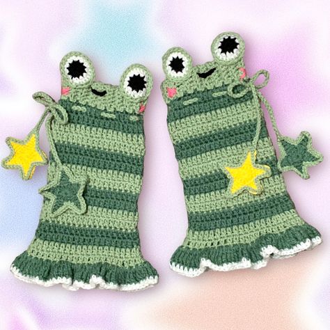 ☆ requested custom legwarmers i made for a customer! : ) Crochet Things To Make Aesthetic, Winter Crochet Accessories, Crochet Flared Leg Warmers Free Pattern, Crochet Projects Leg Warmers, Crochet Cat Leg Warmers, Frog Leg Warmers, Alt Crochet Projects, Frog Crochet Leg Warmers, Frog Leg Warmers Crochet