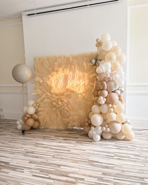 Neutral Backdrop With Balloons, Pampas Baby Shower Decor, Neutral Baby Shower Backdrop, Pampas Backdrop, Neutral Balloons, Backdrop Business, Pampas Wall, Baby Shower Photo Backdrop, Backdrop Inspiration