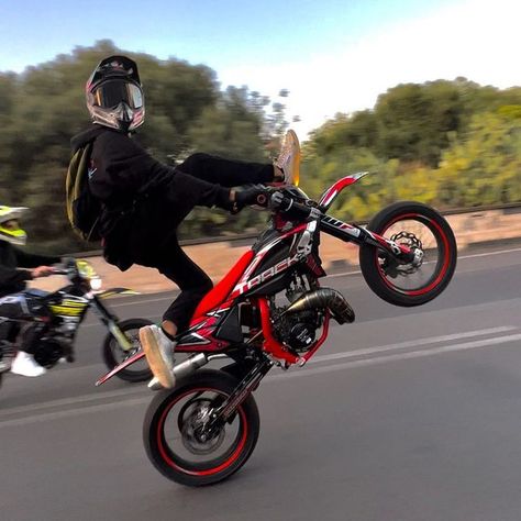 Wheelie Motorcycle, Bike Wheelie, Supermoto Bikes, Hot Biker Guys, Motocross Love, Cool Dirt Bikes, Biker Men, Motocross Bikes, Mopeds