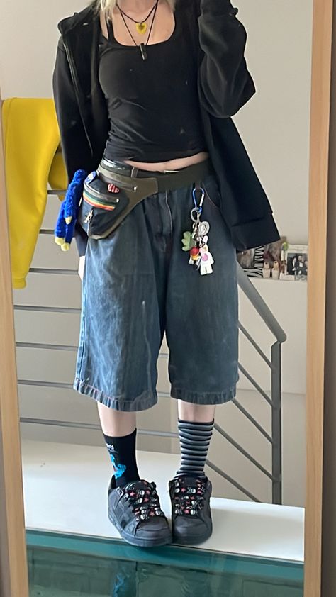 Grunge Outfits With Jorts, Japan Cute Outfit, Queer Fashion Aesthetic, Grunge Jorts Outfits, Alt Outfits Women, Bastardcore Outfits, Alt Outfits Summer, Summer Alt Outfits, Grunge Outfits Summer