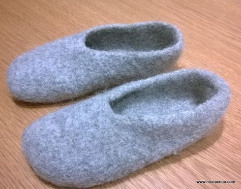 Wool Slippers Diy, Felted Wool Slippers Pattern, Knitted Felted Slippers Free Pattern, Wool Slippers Pattern, Felting Shoes, Felted Slippers Pattern, Sewing Slippers, Knitting In The Round, Knit Slippers Free Pattern