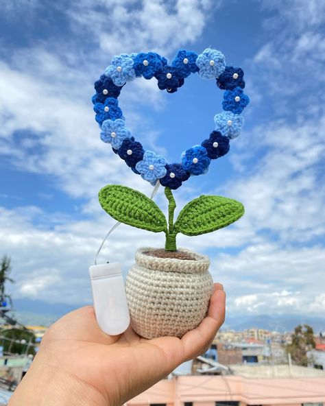 Macetero de corazón. ♥️ Envíos a todo el 🇪🇨 Regala un detalle único y especial a tu persona favorita 🤩 #parati #viral #amorecuador Crochet Gifts For Mom Ideas, Cute Crochet Bouquet, Crochet Bouquet Flowers For Boyfriend, Crochet Gifts For Mother’s Day, Valentine Diy Crafts, Crochet Rapunzel Flower Bouquet, Ideas Para Tejer, Aesthetic Crochet Flower Bouquet, Crochet Hand Warmers