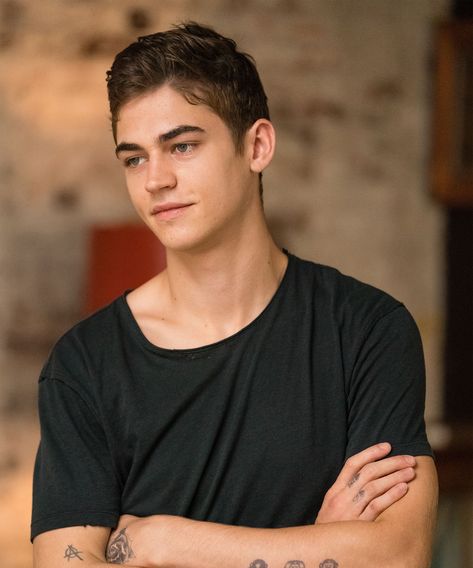 Is Hardin Scott Of After Supposed To Be Harry Styles, Or What? #refinery29 https://www.refinery29.com/en-us/2019/04/229464/hardin-scott-based-on-harry-styles-fanfiction-after-movie Harry Styles Fanfiction, Hero Fiennes Tiffin Hardin, Hot Hero, Love Simon, Zachary Levi, Hardin Scott, After Movie, After Life, Christian Grey