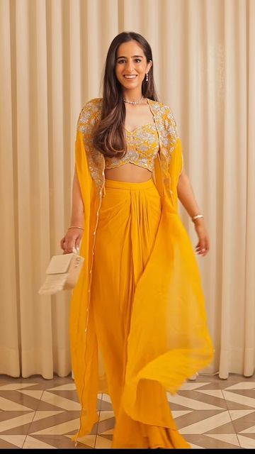 Brother Haldi Dress, Haldi Outfit Inspiration, Haldi Inspo Outfit, Haldi Outfit For Sister Wedding, Haldi Outfit For Bridesmaid Indian, Bhaat Function Outfit, Haldi Indowestern Outfit, Haldi Outfits For Women, Haldi Mehndi Outfit