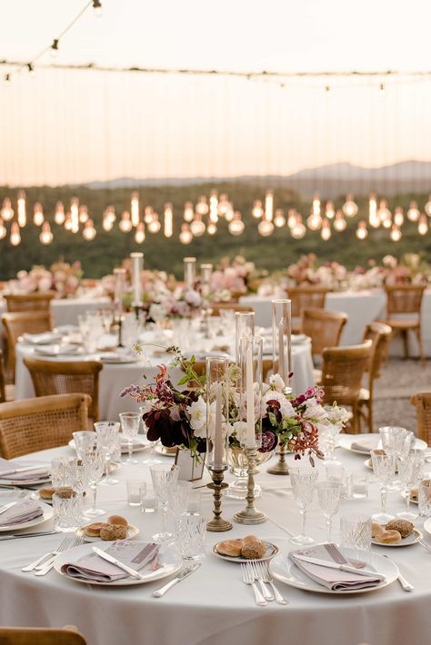 Round tables wedding in Tuscany Garden Wedding Round Table, Outdoor Wedding Round Tables, Italian Table Decorations, Tuscan Wedding Decor, Round Tables Wedding, Wedding Brazil, Wedding Puglia, Wedding Tablescapes Round, Tuscan Wedding Theme