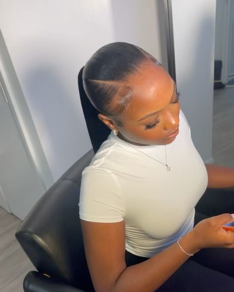 Three Part Ponytail, Ponytail With Hat, Part Ponytail, Ponytail Ideas, Afro Beauty, Slick Ponytail, Stylish Ponytail, Natural Hair Bun Styles, Sleek Ponytail Hairstyles